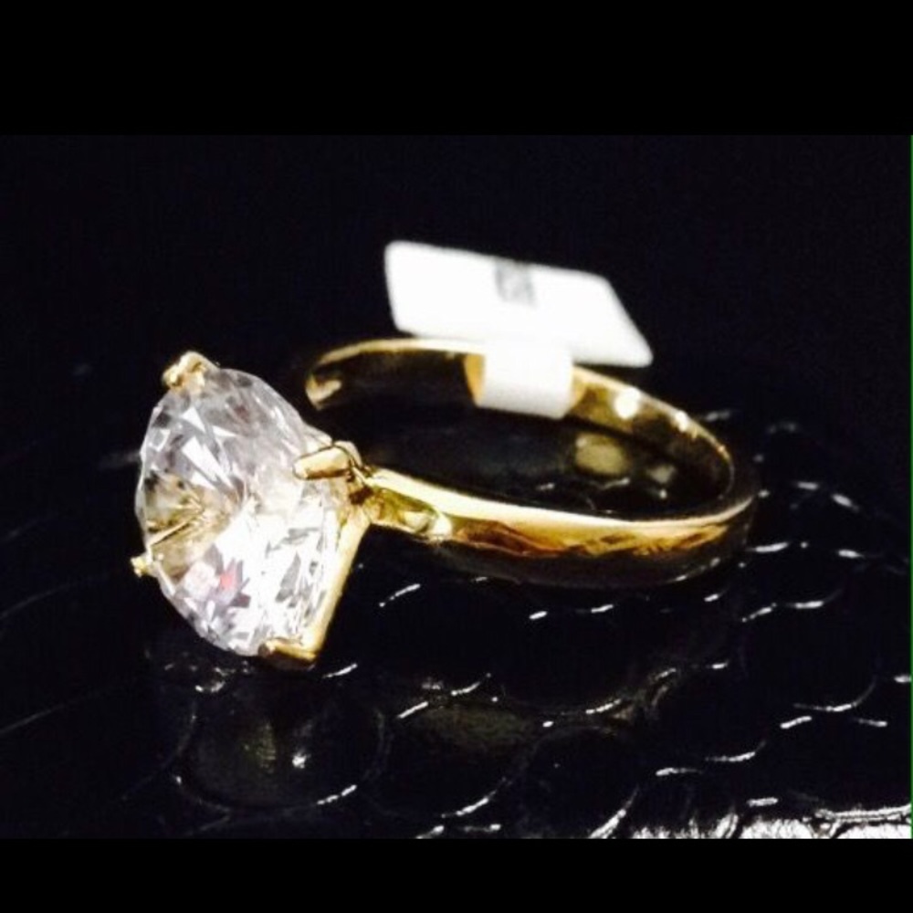 Solitaire engagement ring